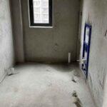 Niewykończona łazienka z instalacjami, oknem i drabiną opartą o ścianę